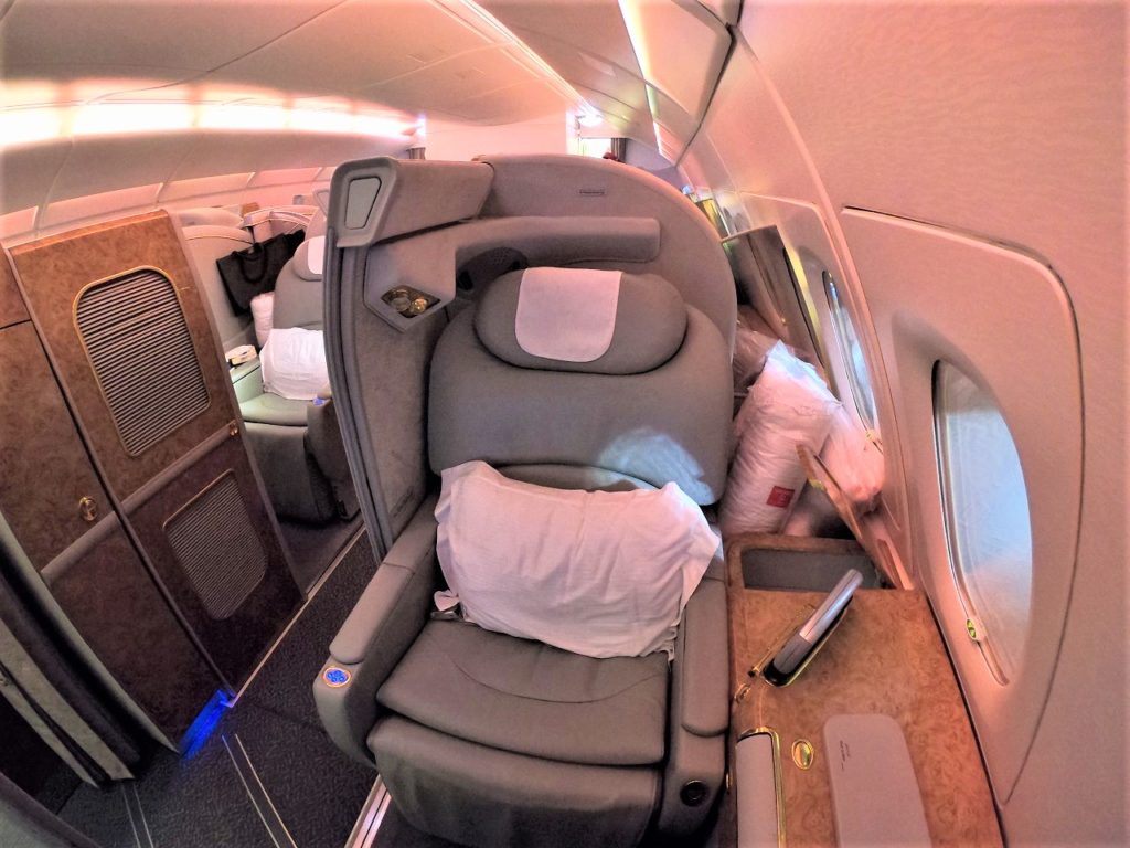 エミレーツ航空ファーストクラス 搭乗記 豪華なa380機内とアメニティ シャワー 機内ラウンジバー ドンペリ どれも凄かったです ママお医者さんの旅行大好き大冒険